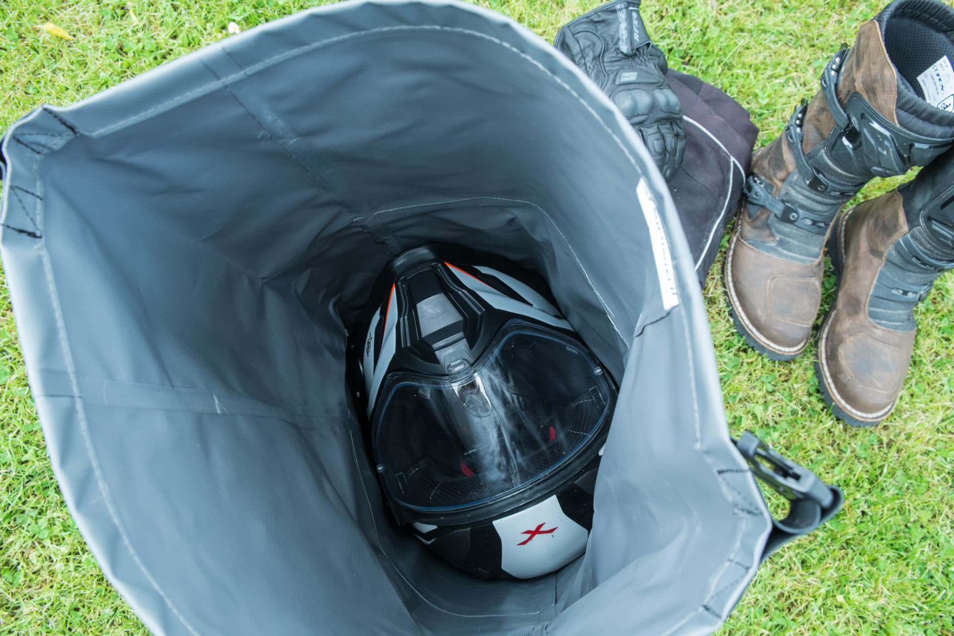 Test du sac à dos étanche SW Motech Drybag 300, pratique et confortable –  Motard Adventure