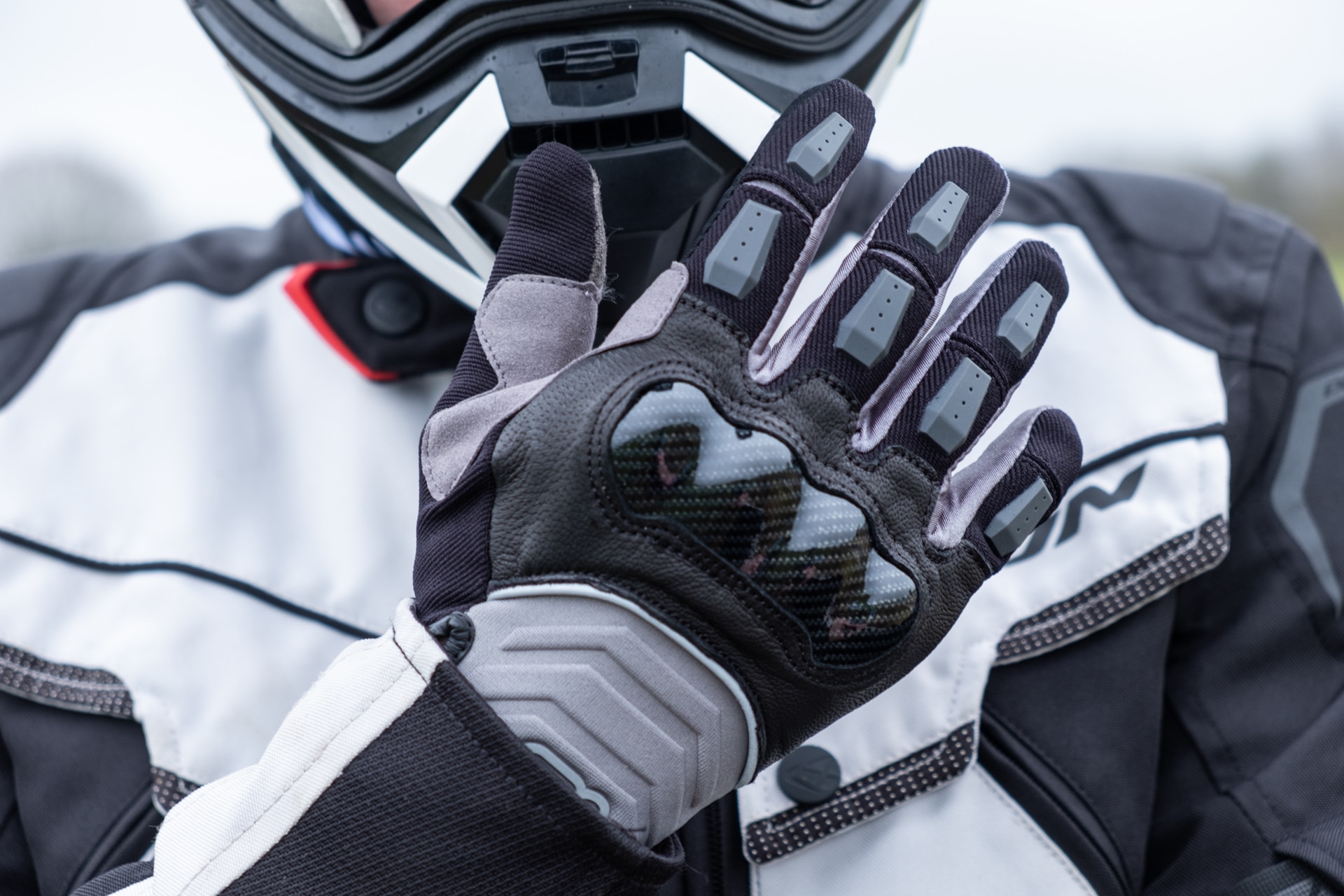 Test des Acerbis Carbon G 3.0 : des gants été dual sport – Motard Adventure