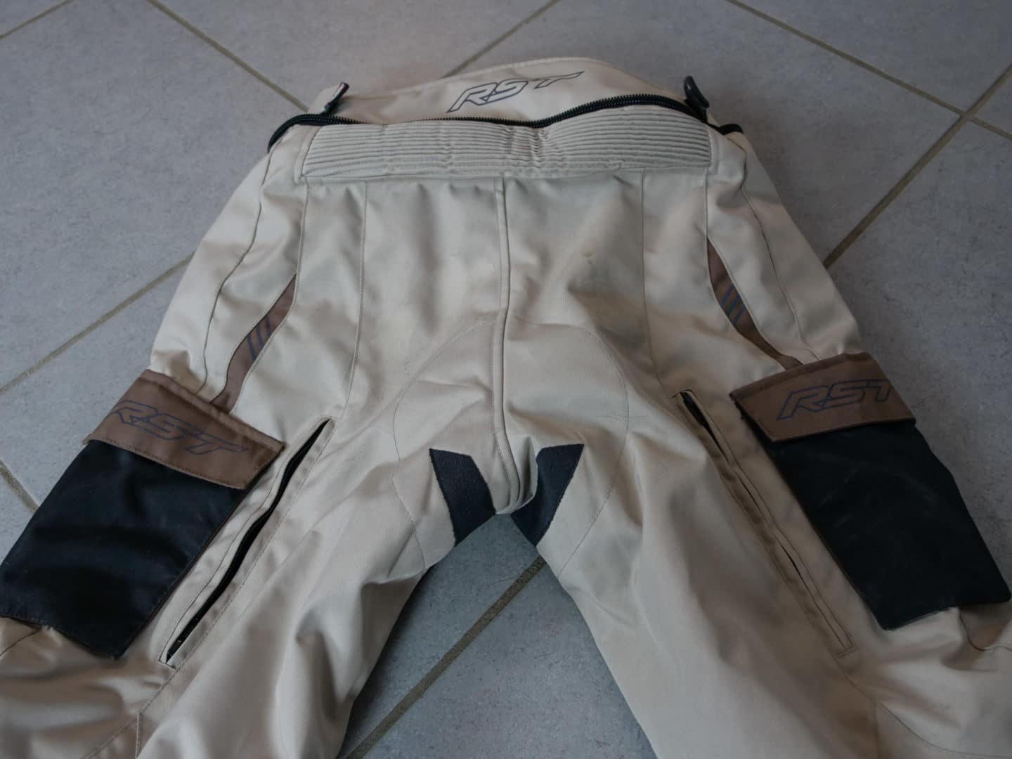 Test de la veste et du pantalon RST Rallye : assez imbattables ?� ce tarif �?? Motard Adventure