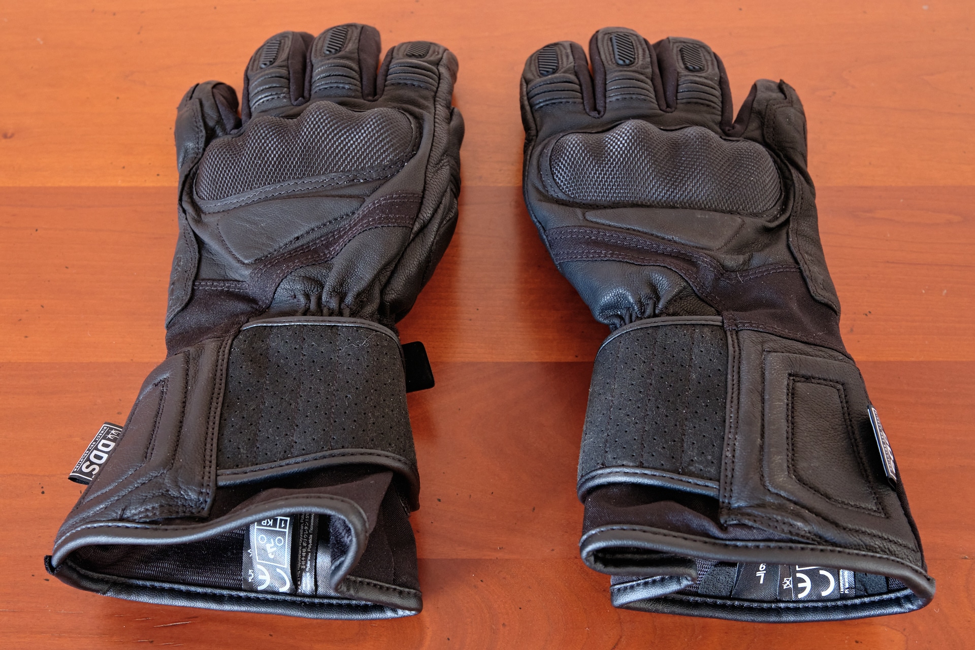 Test des Racer Mavis 2 : la polyvalence de gants mi-cuir mi-saison – Motard  Adventure
